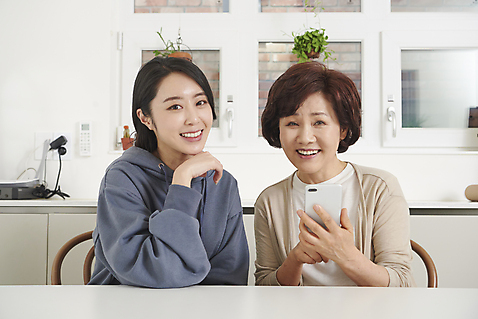 포토 JPG 여자 딸 중년 50대 의자 가족 모녀 엄마 실내 대화 앉기 상반신 성인 두명 앞모습 30대 스마트폰 한국인 가르침 모성애 여자만 사용방법 미소_표정 국내포토 교육 뷰포인트 가구 관계 모션 표정 말하기 사람 동양인 내부 장년 핸드폰 스마트기기 방법 파일형식