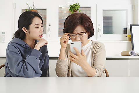 포토 JPG 여자 딸 중년 50대 의자 가족 모녀 엄마 실내 대화 앉기 상반신 성인 두명 앞모습 30대 스마트폰 한국인 가르침 모성애 노화 여자만 사용방법 미소_표정 국내포토 교육 뷰포인트 가구 컨셉 관계 모션 표정 말하기 사람 동양인 내부 장년 핸드폰 스마트기기 방법 파일형식