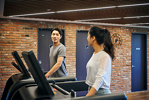 포토 JPG 여자 남자 비즈니스 직장 실내 건강 관리 상반신 20대 성인 두명 옆모습 비즈니스라이프 운동 마주보기 운동기구 헬스 헬스장 한국인 비즈니스맨 비즈니스우먼 복지 런닝머신 성인만 미소_표정 국내포토 라이프스타일 뷰포인트 회사 모션 표정 사람 동양인 청년 내부 직장인 사회이슈 파일형식