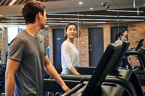 포토 라이프스타일 여자 남자 뷰포인트 회사 비즈니스 표정 건강 사람 동양인 청년 내부 운동 운동기구 헬스 직장인 사회이슈 파일형식 관리 복지 20대 두명 옆모습 직장 아령 실내 헬스장 한국인 JPG 비즈니스라이프 비즈니스우먼 비즈니스맨 성인만 성인 미소_표정 상반신 런닝머신 국내포토