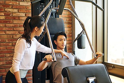 포토 라이프스타일 여자 남자 뷰포인트 회사 비즈니스 건강 사람 동양인 청년 내부 운동 헬스 직장인 사회이슈 파일형식 상반신 앞모습 20대 두명 옆모습 운동기구 직장 실내 헬스장 한국인 관리 복지 JPG 비즈니스라이프 비즈니스우먼 비즈니스맨 성인만 성인 국내포토