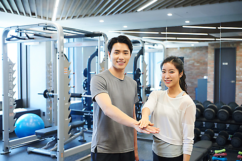 포토 JPG 여자 남자 비즈니스 직장 실내 건강 관리 서기 상반신 20대 성인 두명 앞모습 비즈니스라이프 운동 운동기구 헬스 헬스장 한국인 비즈니스맨 비즈니스우먼 복지 하이파이브 성인만 미소_표정 국내포토 라이프스타일 뷰포인트 회사 모션 표정 사람 동양인 손짓 청년 내부 직장인 사회이슈 파일형식