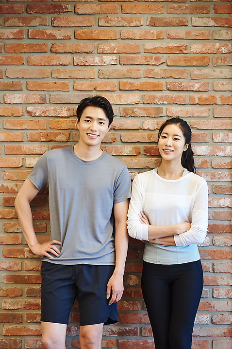 포토 라이프스타일 여자 남자 뷰포인트 회사 비즈니스 모션 표정 건강 사람 동양인 청년 내부 운동 헬스 직장인 사회이슈 파일형식 헬스장 직장 한국인 실내 복지 관리 20대 두명 운동기구 JPG 비즈니스라이프 비즈니스우먼 비즈니스맨 성인만 성인 상반신 서기 앞모습 미소_표정 국내포토