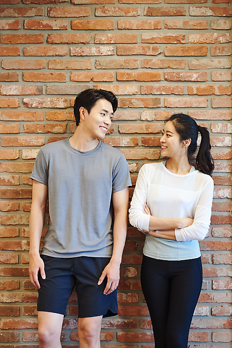 포토 JPG 여자 남자 비즈니스 직장 실내 건강 관리 서기 상반신 20대 성인 두명 앞모습 비즈니스라이프 운동 마주보기 운동기구 헬스 헬스장 한국인 비즈니스맨 비즈니스우먼 복지 성인만 미소_표정 국내포토 라이프스타일 뷰포인트 회사 모션 표정 사람 동양인 청년 내부 직장인 사회이슈 파일형식