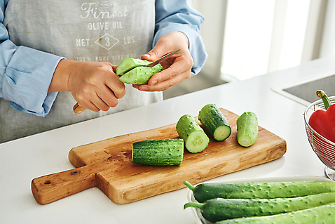 포토 1 뷰포인트 중년 생활용품 채소 주방용품 사람 동양인 성인 내부 신체부위 손질 여자한명만 중년여자만 파일형식 40대 한국인 식재료 칼 재료 오이 도마 실내 요리 손 한명 여자 옆모습 음식 주방 JPG 식칼 중년여자한명만 재료손질 국내포토