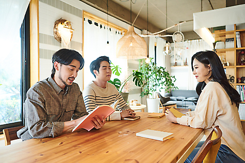 포토 감정 뷰포인트 모션 사람 동양인 청년 내부 장년 신조어 파일형식 들기 옆모습 취미 책 세명 30대 여자 독서 워라밸 교육 유행 남자 모임 문화 한국인 실내 토론 20대 클래스 JPG 즐거움 문화예술 상반신 성인만 성인 앉기 독서모임 국내포토