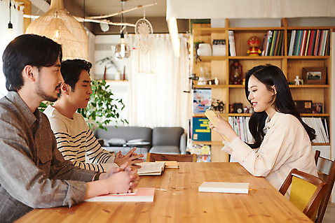 포토 감정 뷰포인트 모션 사람 동양인 청년 내부 장년 신조어 파일형식 들기 옆모습 30대 여자 독서 워라밸 교육 유행 남자 모임 문화 한국인 실내 토론 20대 클래스 취미 책 세명 JPG 즐거움 문화예술 상반신 성인만 성인 앉기 독서모임 국내포토