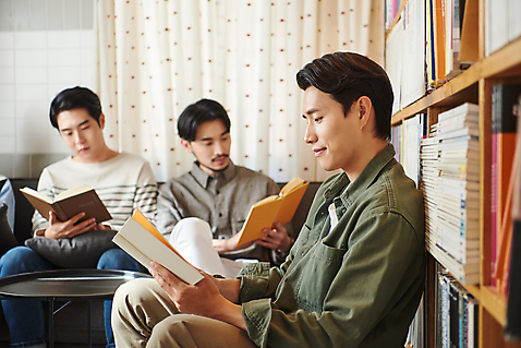 포토 감정 뷰포인트 모션 사람 동양인 청년 내부 장년 신조어 남자만 성인만 파일형식 책 세명 30대 독서 워라밸 교육 유행 남자 모임 문화 한국인 실내 토론 20대 클래스 취미 JPG 즐거움 문화예술 상반신 들기 성인남자만 성인 앉기 앞모습 옆모습 독서모임 국내포토