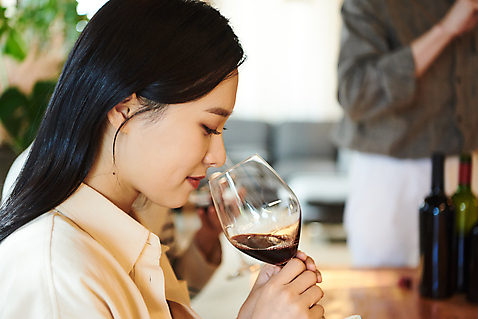 포토 JPG 여자 교육 남자 문화 와인잔 문화예술 주류 실내 서기 앉기 상반신 20대 성인 취미 두명 앞모습 옆모습 아웃포커스 30대 유행 와인 모임 한국인 레드와인 즐거움 시음 클래스 성인만 워라밸 국내포토 감정 음료 뷰포인트 술잔 모션 촬영기법 사람 동양인 청년 장년 신조어 파일형식