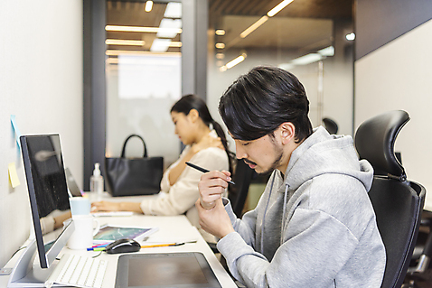 포토 JPG 여자 남자 비즈니스 스트레스 실내 앉기 상반신 20대 성인 두명 옆모습 30대 사무실 한국인 업무 비즈니스맨 비즈니스우먼 열정 손목터널증후군 어깨통증 성인만 손목통증 직업병 증후군 국내포토 감정 뷰포인트 모션 사람 동양인 청년 내부 장년 고통 작업 직장인 질병 파일형식