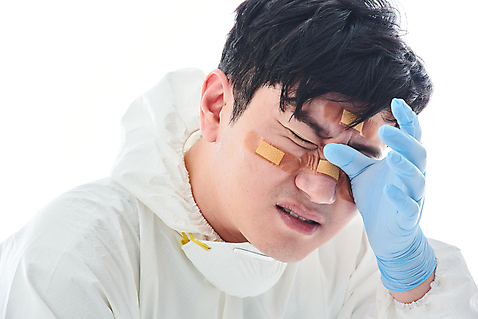 포토 직업 1 옷 뷰포인트 백그라운드 컨셉 의학 모션 실내 사람 동양인 내부 신체부위 장년 의료진 흰색 바이러스 물병 방역 합성어 남자한명만 성인남자만 파일형식 한명 생수 누끼 흰배경 옆모습 성인남자한명만 치료 방역복 30대 스튜디오촬영 한국인 남자 얼굴 간호사 병원 의사 마스크 JPG 사회이슈 코로나바이러스 앉기 휴식 힘듦 피곤 상반신 턱스크 델타변이바이러스 국내포토