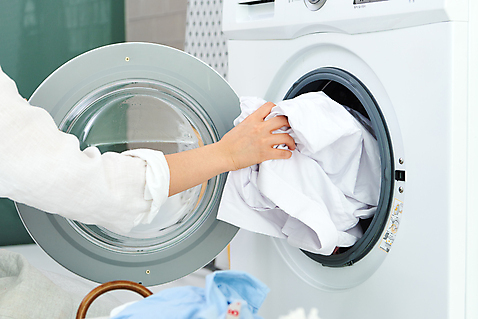 포토 1 가사 실내 사람 동양인 청년 내부 건물 신체부위 가전제품 도구 위생 빨래 청소 여자한명만 성인여자만 파일형식 여자 청소도구 주택 화장실 한명 세탁기 20대 대청소 한국인 욕실 스튜디오촬영 손 JPG 성인여자한명만 성인 청결 빨랫감 국내포토