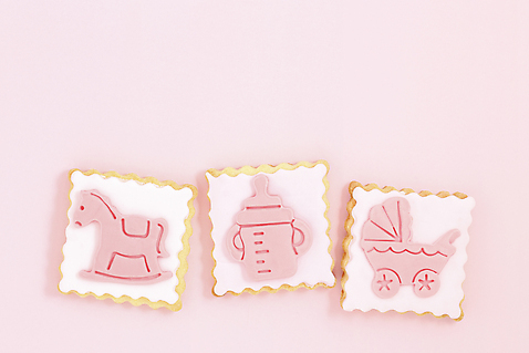 포토 JPG 해외이미지 분홍색 디저트 사람없음 쿠키 목마 달콤 젖병 유모차 해외202008 해외포토 음식 컬러 아기용품 맛 파일형식