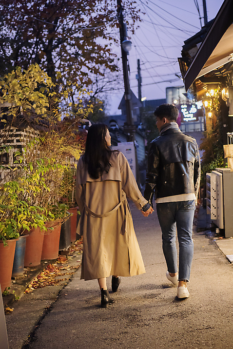 포토 JPG 전신 커플 여자 남자 데이트 거리 20대 성인 야외 두명 뒷모습 걷기 손잡기 다정 한국인 야간 삼청동 성인만 국내포토 자연요소 뷰포인트 컨셉 관계 모션 사람 동양인 청년 종로 파일형식