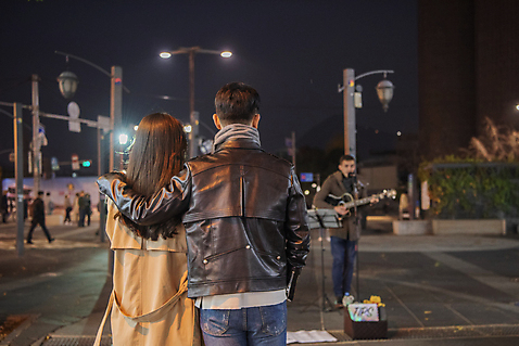 포토 JPG 커플 여자 남자 데이트 어깨동무 거리 상반신 20대 성인 야외 두명 뒷모습 다정 한국인 야간 구경 인사동 성인만 버스킹 국내포토 자연요소 뷰포인트 포즈 컨셉 관계 서울 사람 동양인 청년 공연 파일형식