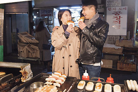 포토 JPG 커플 여자 남자 데이트 어깨동무 디저트 거리 서기 들기 상반신 20대 성인 야외 두명 앞모습 마주보기 다정 한국인 야간 먹기 겨울음식 겨울간식 인사동 호떡 성인만 제철음식 국내포토 자연요소 음식 뷰포인트 포즈 컨셉 겨울 관계 모션 서울 사람 동양인 청년 제철 파일형식