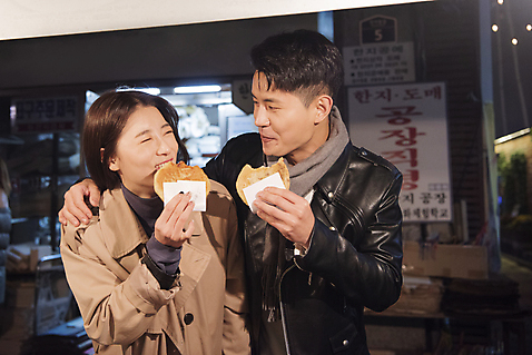 포토 JPG 커플 여자 남자 데이트 어깨동무 디저트 거리 서기 웃음 들기 상반신 20대 성인 야외 두명 앞모습 다정 한국인 야간 먹기 겨울음식 겨울간식 인사동 호떡 성인만 제철음식 맛있는 국내포토 자연요소 음식 뷰포인트 포즈 컨셉 겨울 관계 모션 서울 표정 사람 동양인 청년 제철 파일형식