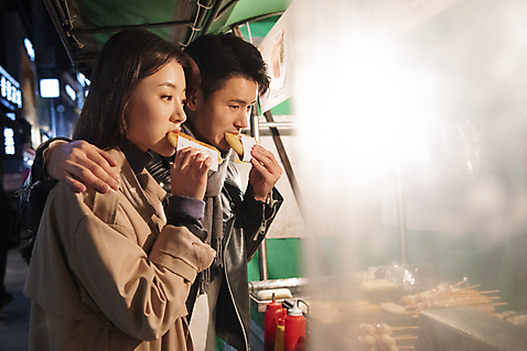 포토 JPG 커플 여자 남자 데이트 어깨동무 디저트 거리 서기 들기 상반신 20대 성인 야외 두명 옆모습 다정 한국인 야간 먹기 겨울음식 겨울간식 인사동 호떡 성인만 제철음식 국내포토 자연요소 음식 뷰포인트 포즈 컨셉 겨울 관계 모션 서울 사람 동양인 청년 제철 파일형식