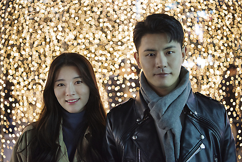 포토 JPG 커플 여자 남자 데이트 조명 거리 서기 상반신 20대 성인 야외 두명 앞모습 빛 다정 한국인 야간 청계천 성인만 국내포토 자연요소 뷰포인트 컨셉 관계 모션 서울 사람 동양인 청년 강 랜드마크 파일형식