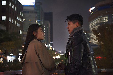 포토 JPG 커플 여자 남자 데이트 거리 서기 상반신 20대 성인 야외 두명 옆모습 마주보기 다정 한국인 야간 청계천 성인만 국내포토 자연요소 뷰포인트 컨셉 관계 모션 서울 사람 동양인 청년 강 랜드마크 파일형식