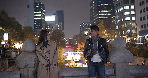 포토 JPG 커플 여자 남자 데이트 거리 서기 상반신 20대 성인 야외 두명 앞모습 마주보기 다정 한국인 야간 청계천 성인만 국내포토 자연요소 뷰포인트 컨셉 관계 모션 서울 사람 동양인 청년 강 랜드마크 파일형식