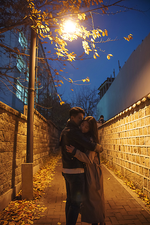 포토 JPG 커플 여자 남자 가로등 데이트 포옹 조명 거리 서기 상반신 20대 성인 야외 두명 옆모습 빛 다정 한국인 야간 돌담길 성인만 국내포토 자연요소 공공시설 길 뷰포인트 컨셉 관계 안기 모션 돌담 사람 동양인 청년 파일형식