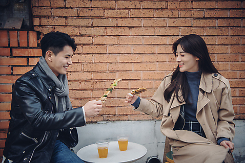 포토 JPG 주간 커플 여자 남자 데이트 거리 맥주 앉기 상반신 20대 성인 야외 두명 앞모습 옆모습 다정 한국인 꼬치 즐거움 먹거리 삼청동 성인만 가을_계절 미소_표정 국내포토 자연요소 계절 감정 음식 뷰포인트 컨셉 관계 모션 주류 표정 사람 동양인 청년 종로 파일형식