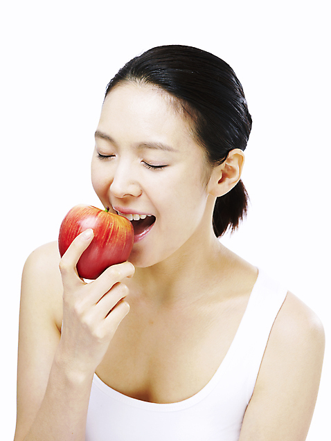 포토 JPG 스튜디오촬영 모델 라이프스타일 웰빙 여자 열매 음식 포즈 과일 실내 한명 미소 웃음 누끼 사람 동양인 상반신 20대 성인 라이프 앞모습 뷰티 한국인 사과 먹기 여자만 여자한명만 성인여자만 청년만 청년여자만 성인한명만 청년여자한명만 성인여자한명만 성인만 국내포토 식물 1 뷰포인트 모션 표정 인종 청년 내부 생활 파일형식