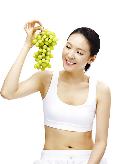 포토 JPG 스튜디오촬영 모델 라이프스타일 웰빙 여자 열매 음식 포즈 과일 포도 실내 한명 미소 웃음 누끼 사람 동양인 상반신 20대 성인 라이프 앞모습 뷰티 한국인 청포도 여자만 여자한명만 성인여자만 청년만 청년여자만 성인한명만 청년여자한명만 성인여자한명만 성인만 국내포토 식물 1 뷰포인트 표정 인종 청년 내부 생활 파일형식