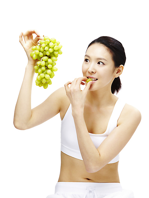 포토 JPG 스튜디오촬영 모델 라이프스타일 웰빙 여자 열매 음식 포즈 과일 포도 실내 한명 미소 웃음 누끼 사람 동양인 상반신 20대 성인 라이프 앞모습 뷰티 한국인 먹기 청포도 여자만 여자한명만 성인여자만 청년만 청년여자만 성인한명만 청년여자한명만 성인여자한명만 성인만 국내포토 식물 1 뷰포인트 모션 표정 인종 청년 내부 생활 파일형식