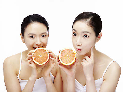 포토 JPG 스튜디오촬영 식물 모델 라이프스타일 웰빙 여자 열매 음식 포즈 오렌지 과일 실내 미소 웃음 누끼 사람 동양인 상반신 20대 성인 두명 라이프 앞모습 뷰티 한국인 여자만 성인여자만 청년만 청년여자만 성인만 국내포토 뷰포인트 표정 인종 청년 내부 생활 파일형식