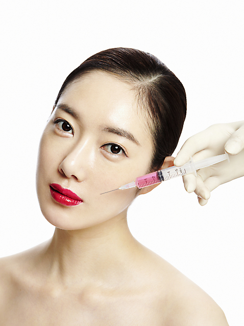 포토 JPG 스튜디오촬영 라이프스타일 손 여자 의학 의료기기 실내 주사기 한명 누끼 사람 동양인 상반신 20대 성인 라이프 앞모습 신체부위 치료 뷰티 한국인 주름 성형수술 보톡스 청년만 성인한명만 성인만 국내포토 1 뷰포인트 인종 청년 내부 생활 수술 파일형식