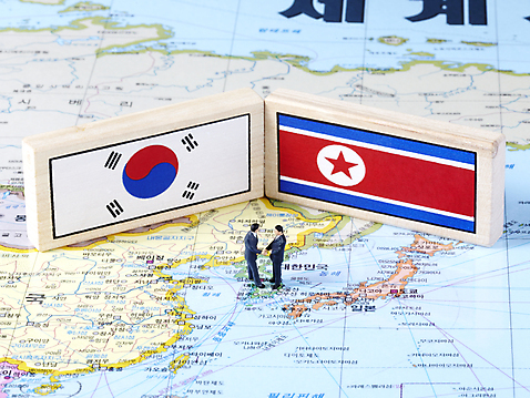 포토 JPG 스튜디오촬영 컨셉 세계지도 지도 비즈니스 협력 악수 한국 사람없음 금융 경제 글로벌 미니어처 비즈니스맨 국기 태극기 사람인형 화해 한반도 친목 북한 국내포토 남자 감정 아시아 인형 실내 손짓 세계 모형 직장인 파일형식
