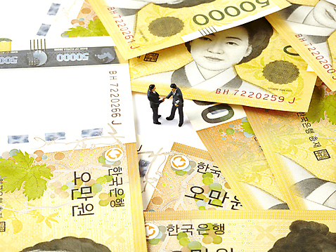 포토 남자 인형 지폐 돈 비즈니스 실내 손짓 모형 직장인 재산 계약 파일형식 미니어처 컨셉 사람인형 경제 악수 JPG 사람없음 비즈니스맨 오만원 협력 계약체결 협상 스튜디오촬영 국내포토