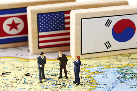 포토 JPG 스튜디오촬영 컨셉 세계지도 지도 비즈니스 한국 사람없음 경제 글로벌 미국 미니어처 비즈니스맨 국기 태극기 사람인형 북한 국내포토 남자 아시아 인형 북아메리카 실내 세계 모형 직장인 파일형식