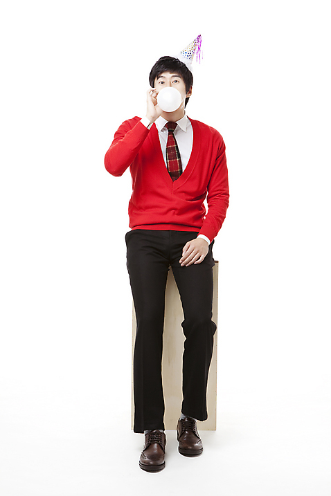 포토 JPG 스튜디오촬영 전신 모자_잡화 남자 포즈 모션 한명 누끼 사람 앉기 동양인 이벤트 20대 앞모습 빨간색 파티 한국인 나무상자 불기 스웨터 풍선 남자만 남자한명만 성인남자만 청년만 청년남자만 청년남자한명만 성인한명만 성인남자한명만 성인만 고깔_모자 국내포토 1 잡화 뷰포인트 컬러 상의 실내 인종 청년 상자 파일형식
