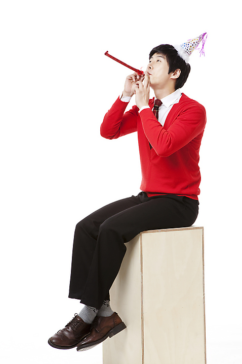포토 JPG 스튜디오촬영 전신 모자_잡화 남자 포즈 모션 한명 누끼 사람 앉기 동양인 이벤트 20대 옆모습 빨간색 파티 한국인 올려보기 나무상자 불기 스웨터 피리 남자만 남자한명만 성인남자만 청년만 청년남자만 청년남자한명만 성인한명만 성인남자한명만 성인만 고깔_모자 국내포토 1 잡화 뷰포인트 컬러 상의 실내 인종 청년 상자 목관악기 파일형식