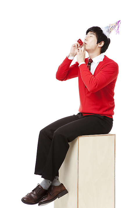 포토 JPG 스튜디오촬영 전신 모자_잡화 남자 포즈 모션 한명 누끼 사람 앉기 동양인 이벤트 20대 옆모습 빨간색 파티 눈감음 한국인 나무상자 불기 스웨터 피리 남자만 남자한명만 성인남자만 청년만 청년남자만 청년남자한명만 성인한명만 성인남자한명만 성인만 고깔_모자 국내포토 1 잡화 뷰포인트 컬러 상의 실내 인종 청년 상자 목관악기 파일형식