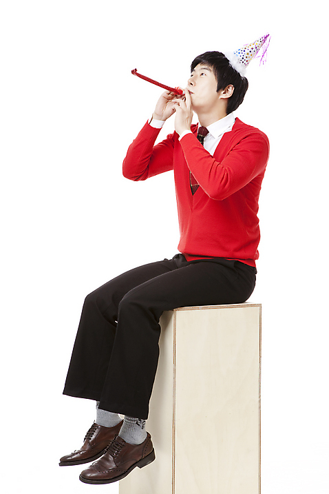포토 JPG 스튜디오촬영 전신 모자_잡화 남자 포즈 모션 한명 누끼 사람 앉기 동양인 이벤트 20대 옆모습 빨간색 파티 한국인 올려보기 나무상자 불기 스웨터 피리 남자만 남자한명만 성인남자만 청년만 청년남자만 청년남자한명만 성인한명만 성인남자한명만 성인만 고깔_모자 국내포토 1 잡화 뷰포인트 컬러 상의 실내 인종 청년 상자 목관악기 파일형식