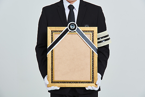 포토 1 잡화 뷰포인트 백그라운드 실내 사람 동양인 내부 장년 회색 장례 남자한명만 성인남자만 파일형식 성인 상조 앞모습 30대 한국인 스튜디오촬영 남자 애도 장갑 액자 영정사진 회색배경 완장 성인남자한명만 한명 상주 JPG 상반신 국내포토