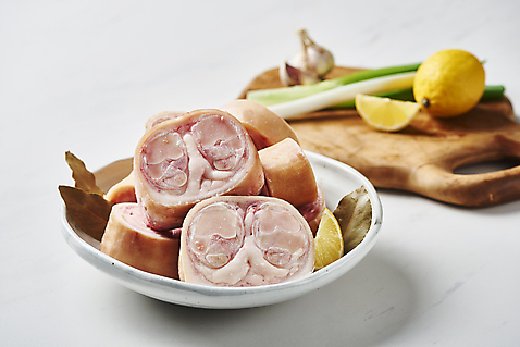 포토 식기 채소 도마 실내 육류 내부 목재 파 파일형식 나무도마 소고기 스튜디오촬영 대파 그릇 사골 접시 우족 음식 식재료 마늘 JPG 사람없음 국내포토