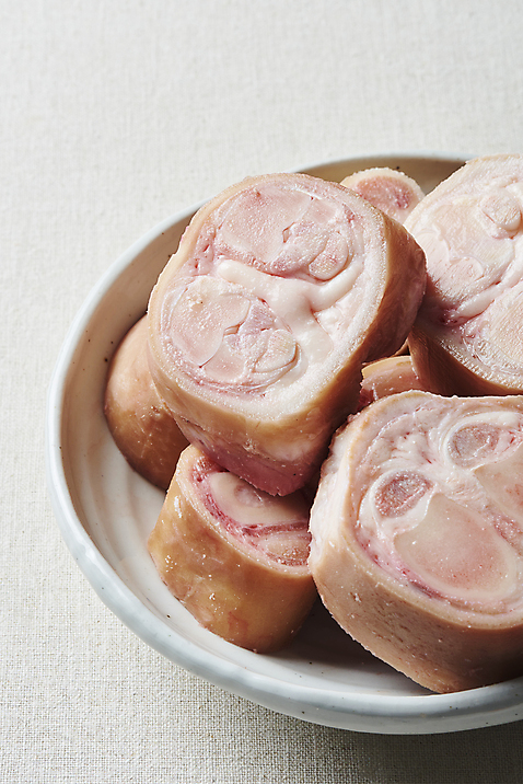 포토 식기 뷰포인트 백그라운드 실내 육류 내부 회색 파일형식 근접촬영 회색배경 소고기 사골 스튜디오촬영 우족 그릇 접시 음식 식재료 JPG 사람없음 국내포토