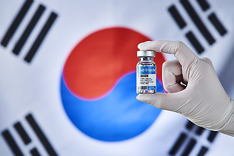 포토 1 뷰포인트 컬러 의학 모션 실내 사람 동양인 청년 내부 신체부위 바이러스 국기 질병 여자한명만 성인여자만 파일형식 성인여자한명만 들기 건강 앰플 한명 전염병 20대 옆모습 컬러풀 스튜디오촬영 약 손 한국인 여자 과학 태극기 백신 JPG 코로나바이러스 델타변이바이러스 국내포토
