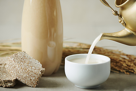 포토 음료 음식 백그라운드 병_용기 곡류 주류 실내 내부 회색 파일형식 막걸리 누룩 스튜디오촬영 JPG 사람없음 회색배경 술병 발효음식 발효 벼 국내포토