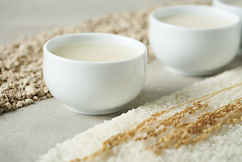 포토 그릇 음료 음식 백그라운드 곡류 주류 실내 내부 회색 파일형식 사기그릇 막걸리 스튜디오촬영 쌀 JPG 사람없음 회색배경 발효음식 발효 벼 국내포토