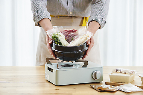 포토 1 한식 뷰포인트 채소 식재료 모션 호박 육류 사람 동양인 청년 내부 쇼핑 양념 찌개 온라인쇼핑 온라인 남자한명만 성인남자만 파일형식 버너 들기 상반신 20대 뚝배기 남자 앞모습 두부 음식 주방 포장 버섯 애호박 고추 한국인 차돌박이 실내 된장 요리 된장찌개 한명 JPG 밀키트 성인 성인남자한명만 모바일쇼핑 모바일 국내포토