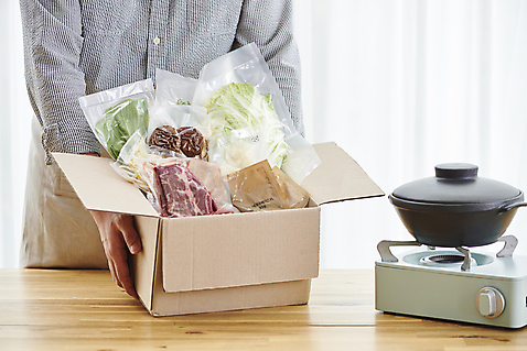 포토 1 뷰포인트 채소 식재료 모션 육류 사람 동양인 청년 내부 쇼핑 상자 배송 택배 온라인쇼핑 온라인 나베 남자한명만 성인남자만 파일형식 택배상자 들기 준비 20대 뚝배기 앞모습 청경채 남자 음식 주방 버섯 밀푀유나베 포장 한국인 새벽배송 소고기 실내 양념 요리 한명 배추 상반신 JPG 밀키트 성인 성인남자한명만 모바일쇼핑 모바일 국내포토