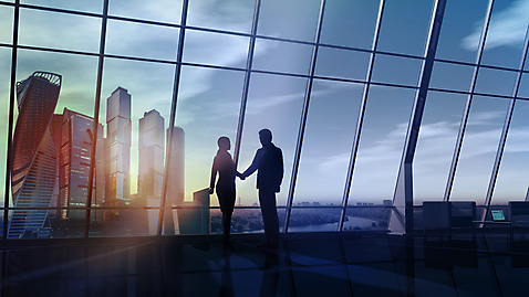 포토 JPG 해외이미지 전신 여자 남자 실루엣 비즈니스 창문 악수 협상 서기 성인 고층빌딩 비즈니스맨 비즈니스우먼 경영 성인만 해외202004 해외포토 모션 촬영기법 사람 손짓 빌딩 직장인 파일형식