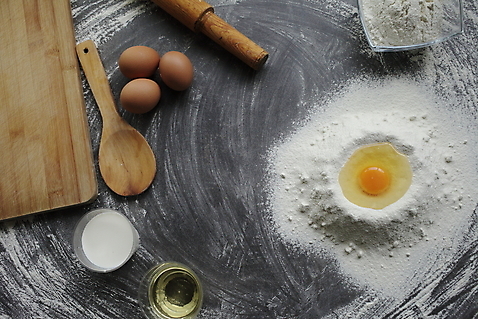 포토 JPG 해외이미지 재료 회색배경 실내 사람없음 하이앵글 계란 우유 채망 밀가루 제빵 밀대 나무숟가락 나무도마 해외포토 뷰포인트 백그라운드 주방용품 유제품 도마 내부 목재 제과제빵 알 숟가락 회색 가루 파일형식