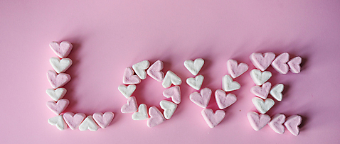 포토 JPG 해외이미지 영어 디저트 발렌타인데이 사람없음 하트 달콤 마시멜로우 분홍색배경 해외포토 모양 문자 음식 분홍색 백그라운드 데이이벤트 맛 파일형식